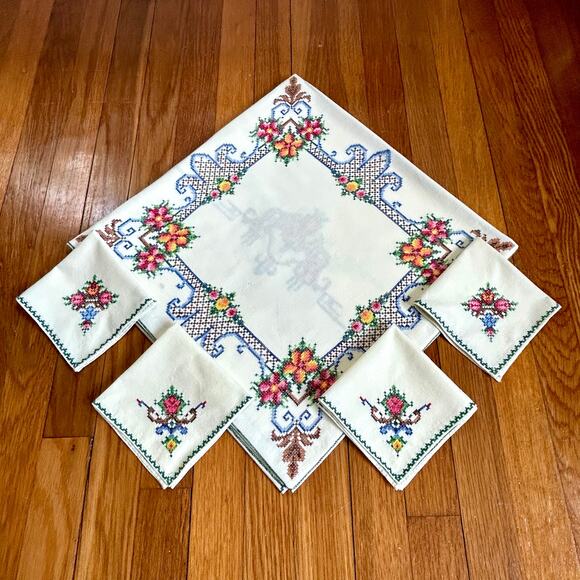 Vintage White Cotton Blend Embroidered Tablecloth with 4 Matching Napkins Floral - Picture 12 of 16